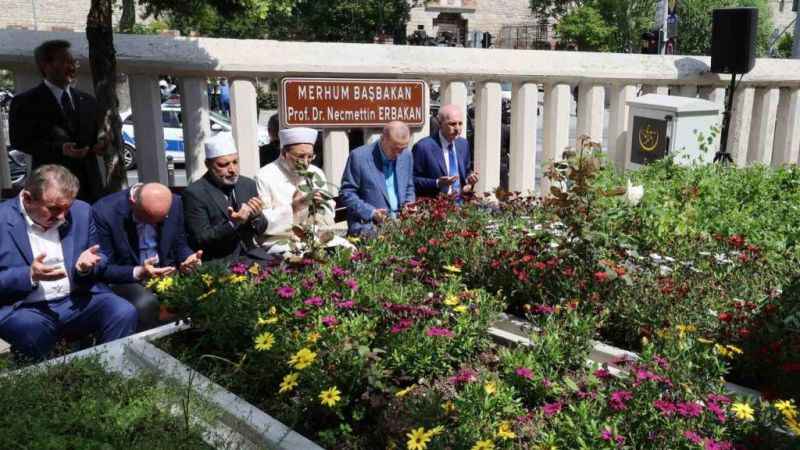 Cumhurbaşkanı Erdoğan, Erbakan’ın kabrini ziyaret etti Cumhurbaşkanı Erdoğan, Erbakan’ın kabrini ziyaret etti