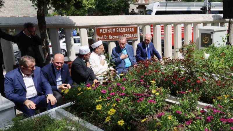 Cumhurbaşkanı Erdoğan, Erbakan’ın kabrini ziyaret etti Cumhurbaşkanı Erdoğan, Erbakan’ın kabrini ziyaret etti