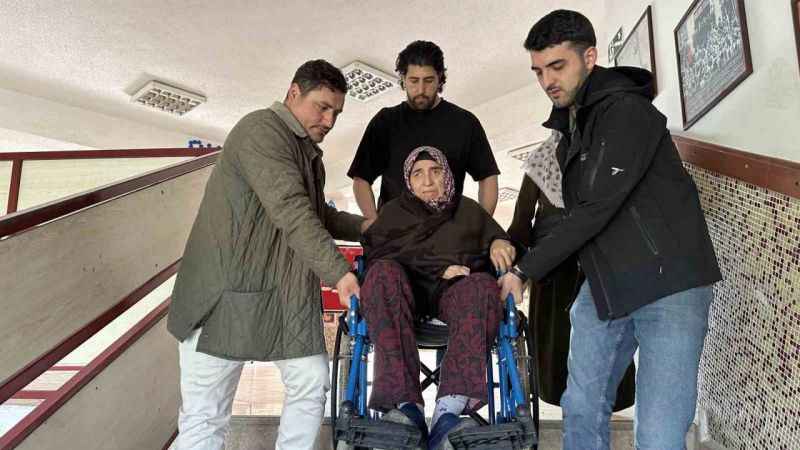 Şehit eşi tekerlekli sandalye ile sandık başına taşındı Şehit eşi tekerlekli sandalye ile sandık başına taşındı