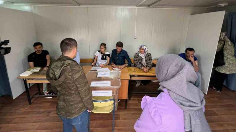 Deprem bölgesinde oy kullanma işlemi başladı Deprem bölgesinde oy kullanma işlemi başladı