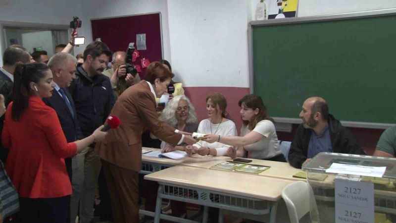 İYİ Parti Genel Başkanı Akşener, oyunu Üsküdar’da kullandı İYİ Parti Genel Başkanı Akşener, oyunu Üsküdar’da kullandı