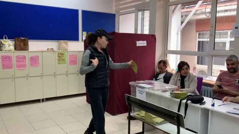 Ünlü oyuncu Demet Akbağ oyunu Beşiktaş'ta kullandı Ünlü oyuncu Demet Akbağ oyunu Beşiktaş'ta kullandı