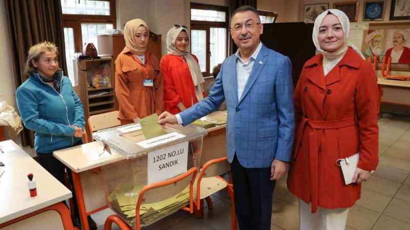 Cumhurbaşkanı Yardımcısı Fuat Oktay Ankara’da oy kullandı Cumhurbaşkanı Yardımcısı Fuat Oktay Ankara’da oy kullandı