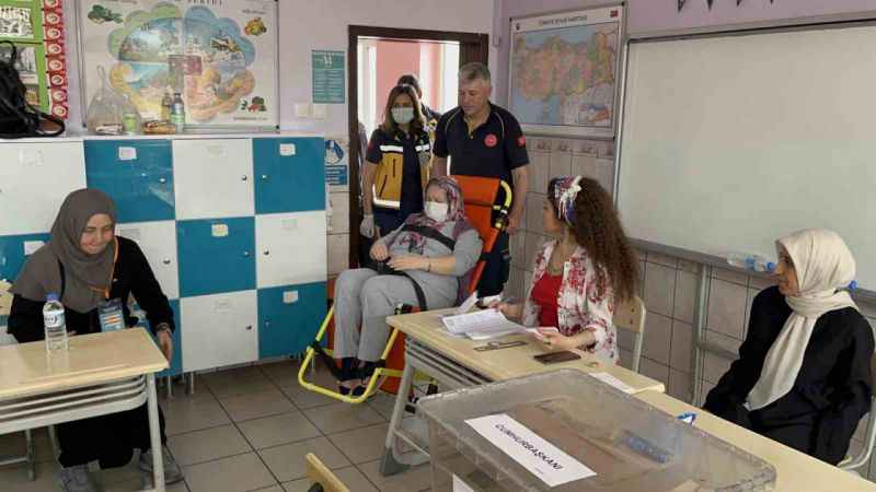 Tedavi gördüğü hastaneden ambulansla oy kullanmaya geldi Tedavi gördüğü hastaneden ambulansla oy kullanmaya geldi