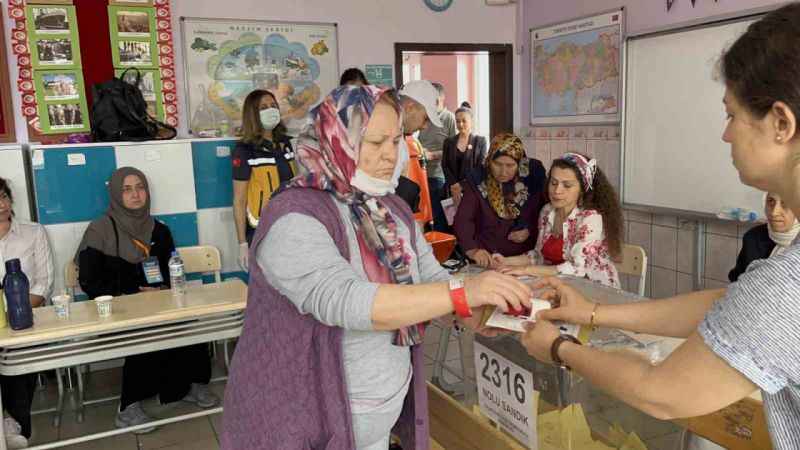 Tedavi gördüğü hastaneden ambulansla oy kullanmaya geldi Tedavi gördüğü hastaneden ambulansla oy kullanmaya geldi