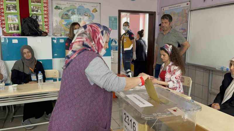 Tedavi gördüğü hastaneden ambulansla oy kullanmaya geldi Tedavi gördüğü hastaneden ambulansla oy kullanmaya geldi
