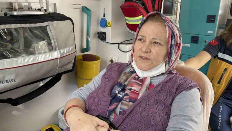 Tedavi gördüğü hastaneden ambulansla oy kullanmaya geldi Tedavi gördüğü hastaneden ambulansla oy kullanmaya geldi