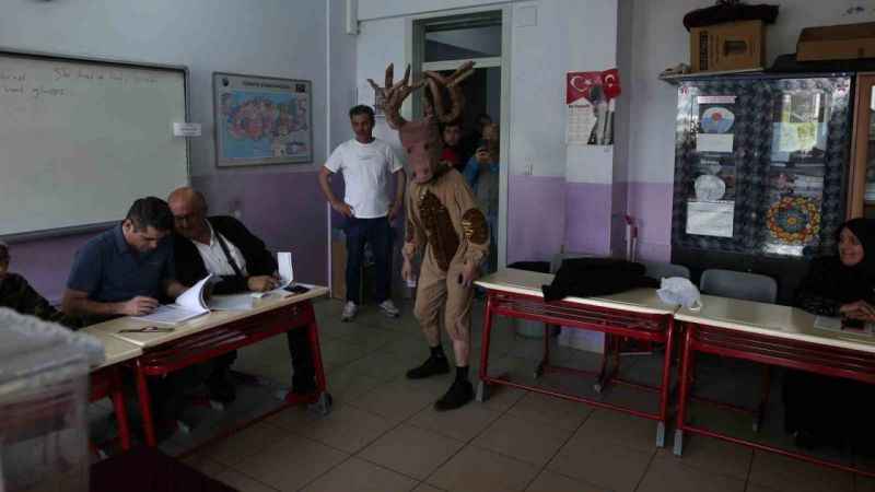 Geyik kostümüyle oy kullanmaya geldi Geyik kostümüyle oy kullanmaya geldi