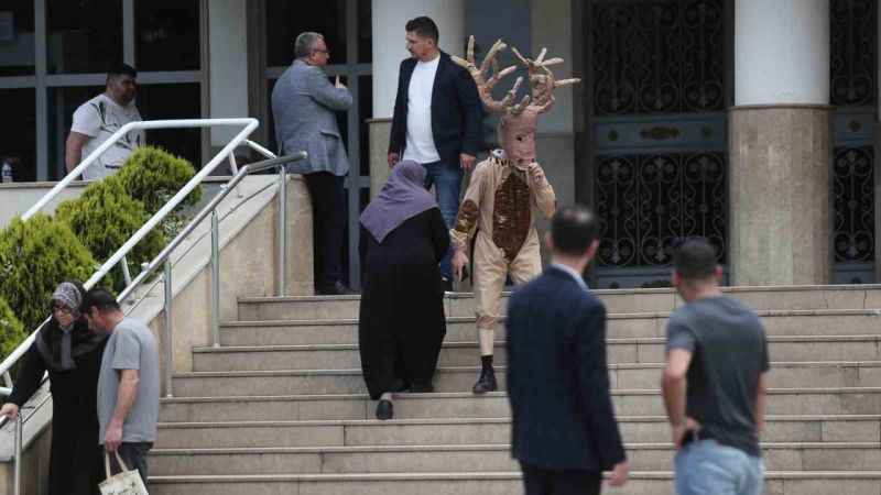 Geyik kostümüyle oy kullanmaya geldi Geyik kostümüyle oy kullanmaya geldi