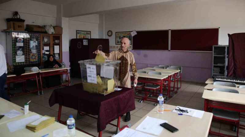 Geyik kostümüyle oy kullanmaya geldi Geyik kostümüyle oy kullanmaya geldi