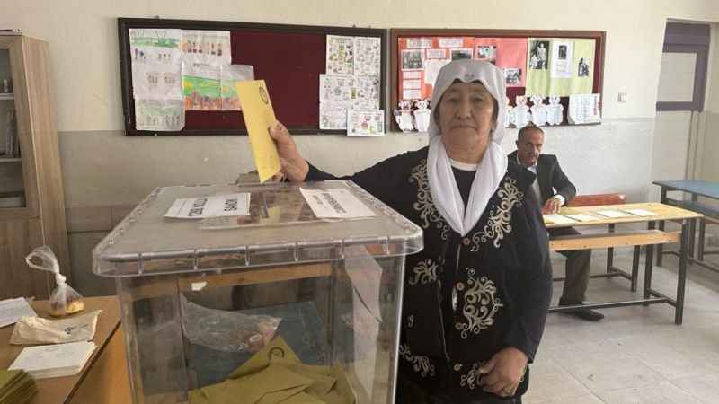 Kırgız Türkleri seçimde yöresel kıyafetleriyle sandık başına gitti Kırgız Türkleri seçimde yöresel kıyafetleriyle sandık başına gitti