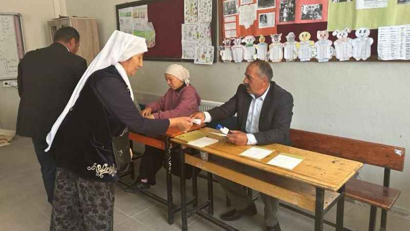 Kırgız Türkleri seçimde yöresel kıyafetleriyle sandık başına gitti Kırgız Türkleri seçimde yöresel kıyafetleriyle sandık başına gitti