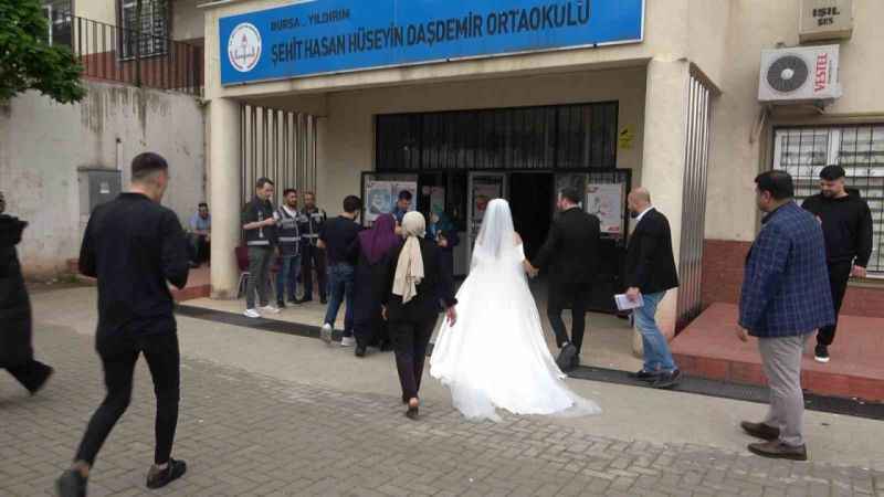 Düğünlerini yarıda kesip oy kullanmaya gittiler