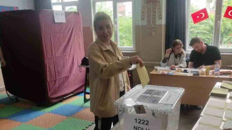 Oy kullanabilmek için saatlerce mücadele etti