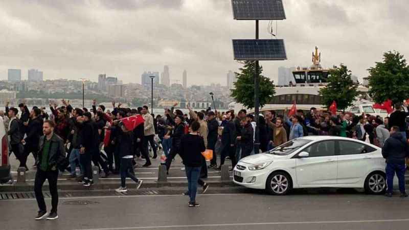 Üsküdar’da vatandaşlardan sevinç kutlamaları Üsküdar’da vatandaşlardan sevinç kutlamaları