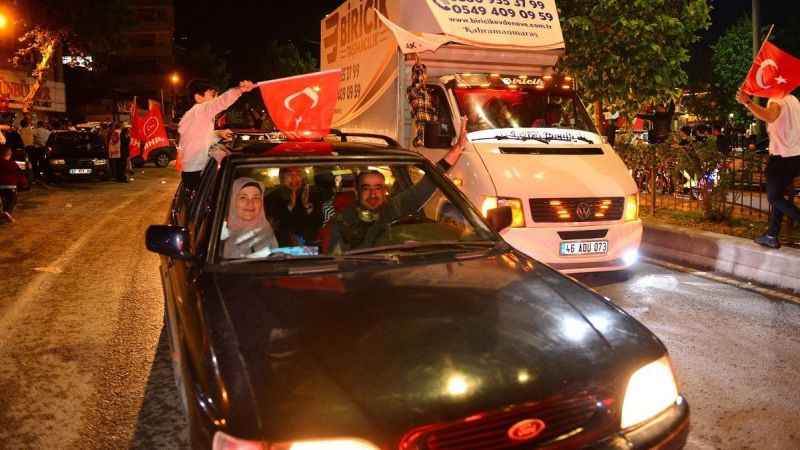 Deprem bölgesinde halk zafer kutlaması yaptı Deprem bölgesinde halk zafer kutlaması yaptı