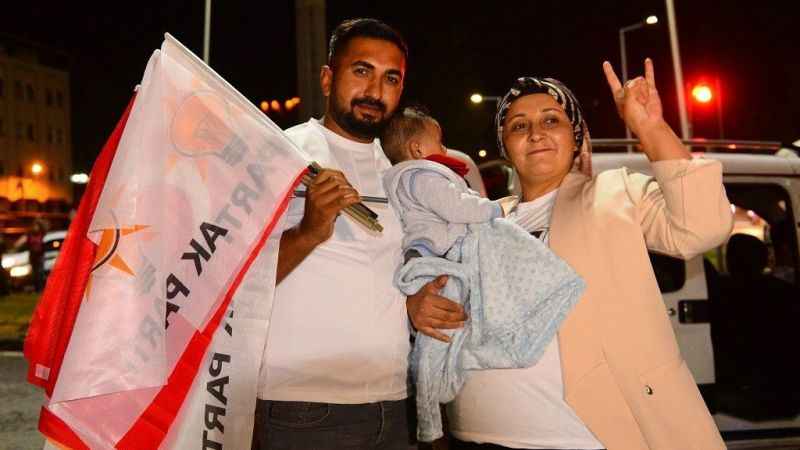 Deprem bölgesinde halk zafer kutlaması yaptı Deprem bölgesinde halk zafer kutlaması yaptı