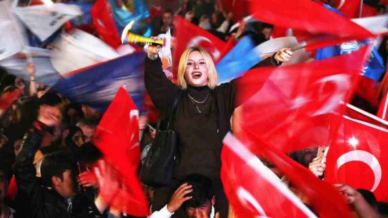 Sakarya'da seçim coşkusu sokaklara sığmadı Sakarya'da seçim coşkusu sokaklara sığmadı