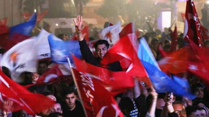 Sakarya'da seçim coşkusu sokaklara sığmadı Sakarya'da seçim coşkusu sokaklara sığmadı