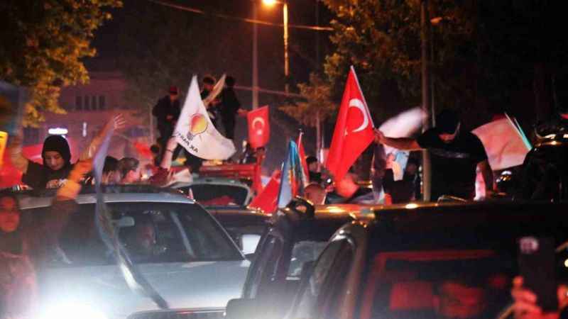 Sakarya'da seçim coşkusu sokaklara sığmadı Sakarya'da seçim coşkusu sokaklara sığmadı