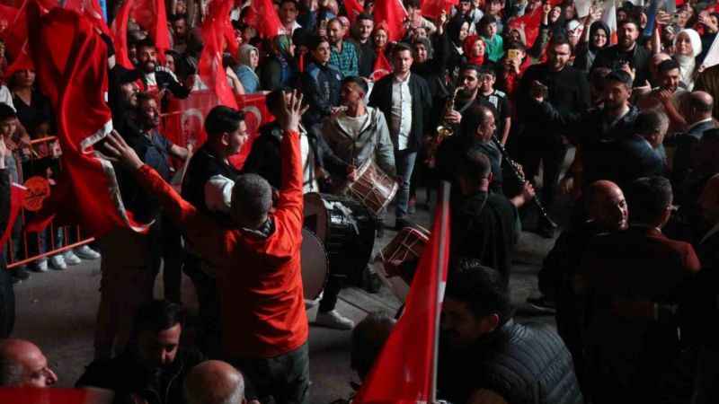 Sakarya'da seçim coşkusu sokaklara sığmadı Sakarya'da seçim coşkusu sokaklara sığmadı