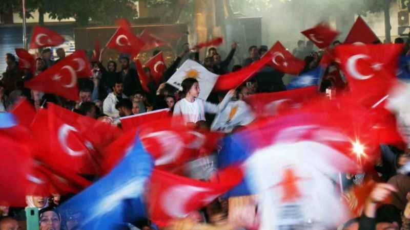 Sakarya'da seçim coşkusu sokaklara sığmadı Sakarya'da seçim coşkusu sokaklara sığmadı