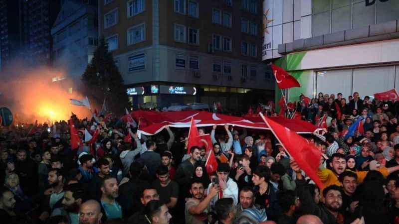 Tuzla’da seçim zaferi coşkuyla kutlandı Tuzla’da seçim zaferi coşkuyla kutlandı