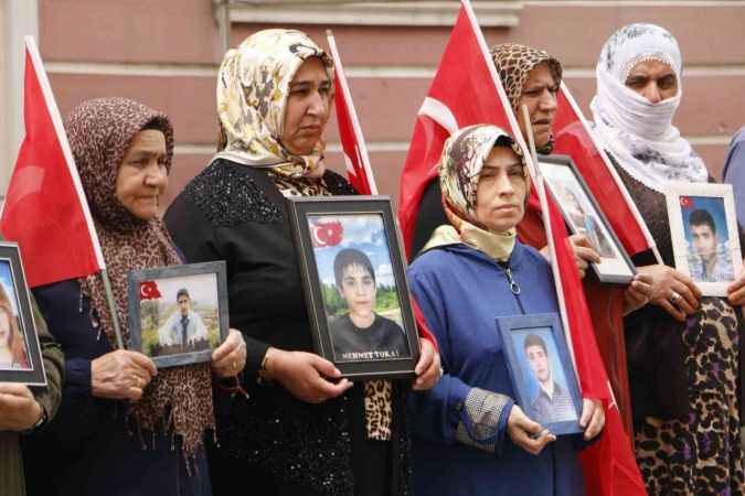 Evlat nöbeti tutan ailelerden Cumhurbaşkanı Erdoğan’a tebrik Evlat nöbeti tutan ailelerden Cumhurbaşkanı Erdoğan’a tebrik
