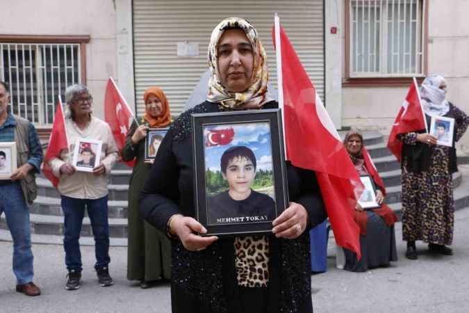 Evlat nöbeti tutan ailelerden Cumhurbaşkanı Erdoğan’a tebrik Evlat nöbeti tutan ailelerden Cumhurbaşkanı Erdoğan’a tebrik