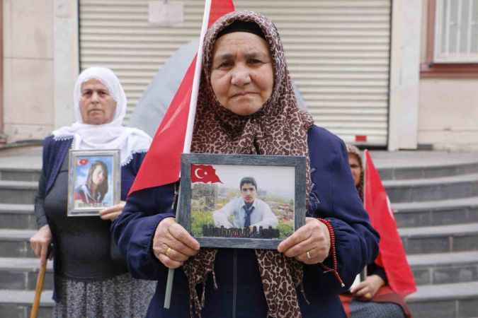 Evlat nöbeti tutan ailelerden Cumhurbaşkanı Erdoğan’a tebrik Evlat nöbeti tutan ailelerden Cumhurbaşkanı Erdoğan’a tebrik