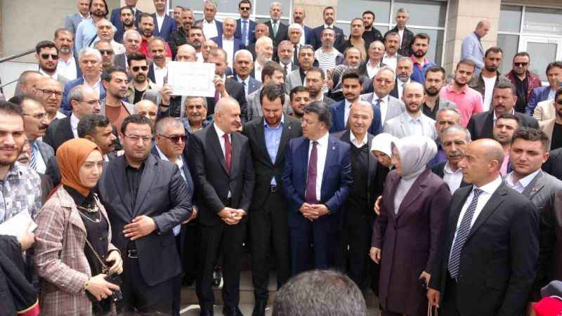 AK Parti Van milletvekilleri mazbatalarını aldı AK Parti Van milletvekilleri mazbatalarını aldı