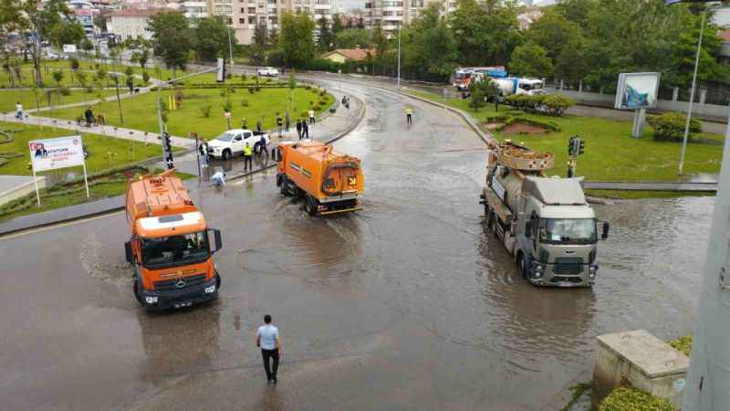 Başkent’i sel vurdu: Vatandaşlar araçların üzerinde mahsur kaldı Başkent’i sel vurdu: Vatandaşlar araçların üzerinde mahsur kaldı