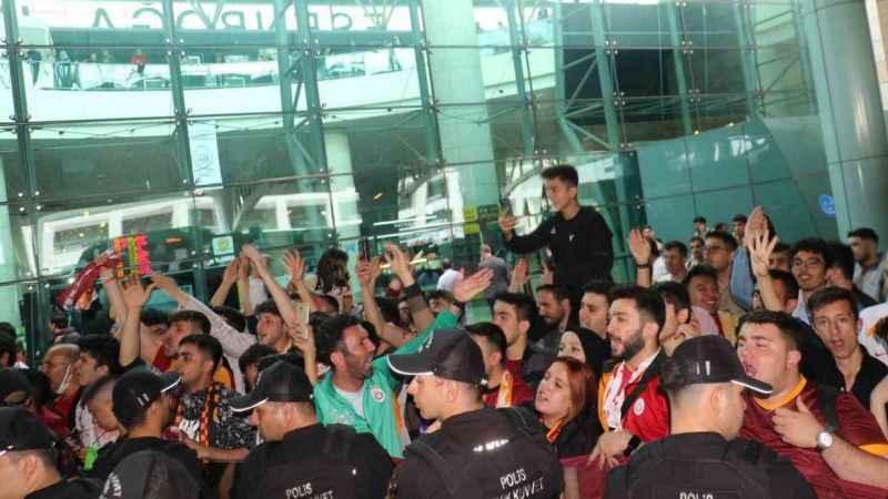 Galatasaray’a Ankara’da şampiyon gibi karşılama Galatasaray’a Ankara’da şampiyon gibi karşılama
