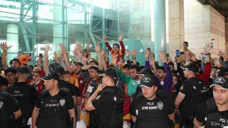 Galatasaray’a Ankara’da şampiyon gibi karşılama Galatasaray’a Ankara’da şampiyon gibi karşılama