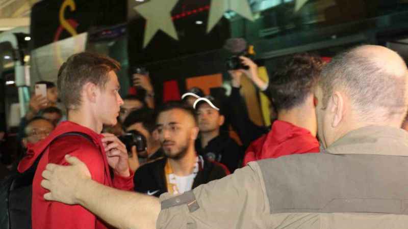 Galatasaray’a Ankara’da şampiyon gibi karşılama Galatasaray’a Ankara’da şampiyon gibi karşılama