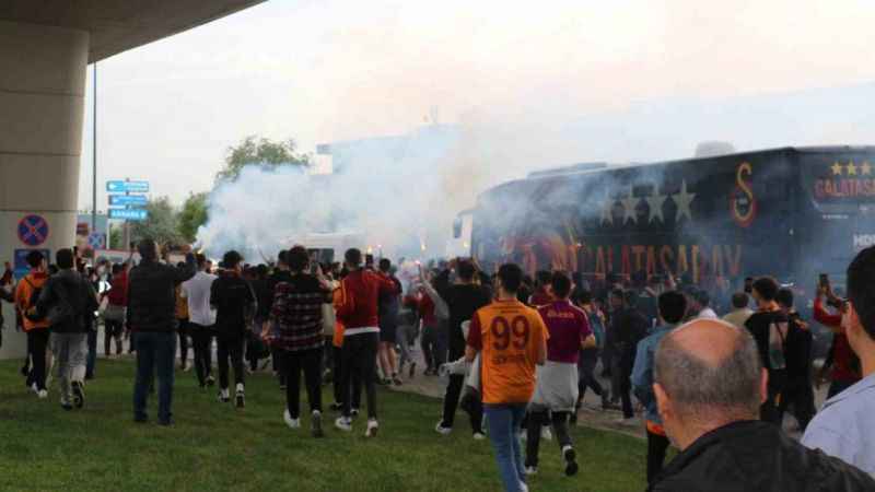 Galatasaray’a Ankara’da şampiyon gibi karşılama Galatasaray’a Ankara’da şampiyon gibi karşılama