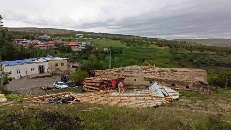 Kahramanmaraş’ta hortum yıktı geçti 