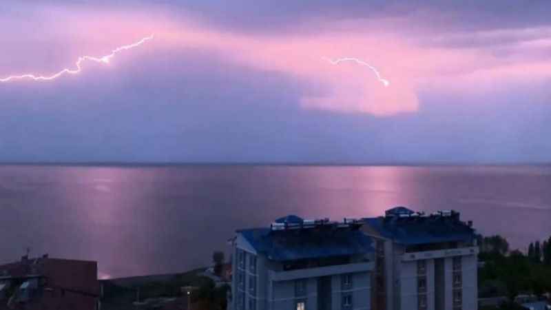 Van Gölü üzerinde şimşekli görsel şölen Van Gölü üzerinde şimşekli görsel şölen