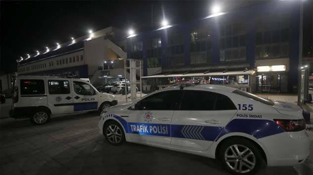 İstanbul’da bir polis belinden silahını alan kişi tarafından ayağından vuruldu