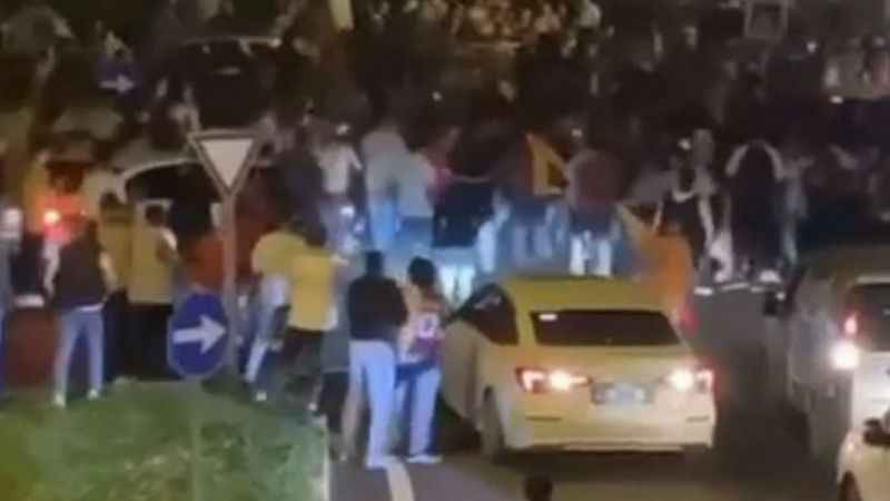 Kutlama yapan GS taraftarlarını ezdi Kutlama yapan GS taraftarlarını ezdi