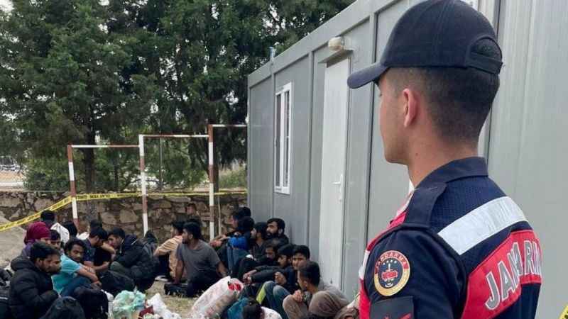Didim’de 34 düzensiz göçmen yakalandı Didim’de 34 düzensiz göçmen yakalandı
