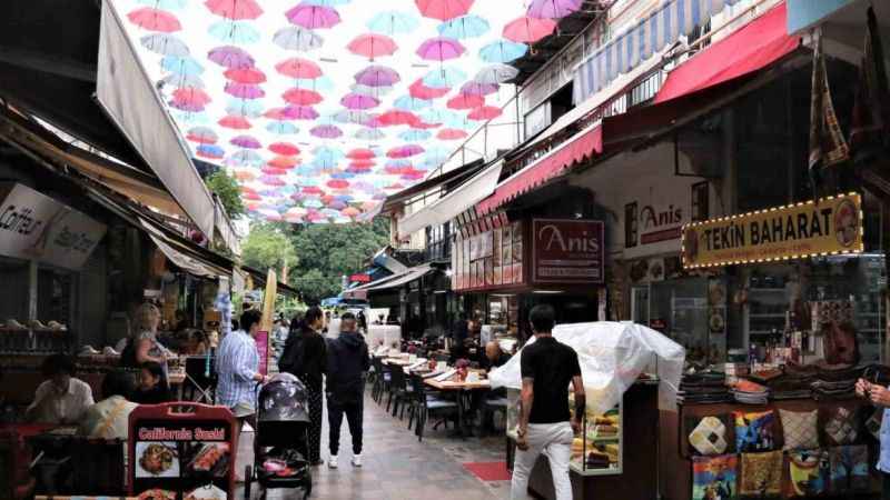 Bu caddeyi 450 şemsiye güneşten koruyor Bu caddeyi 450 şemsiye güneşten koruyor