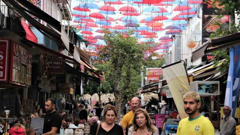 Bu caddeyi 450 şemsiye güneşten koruyor Bu caddeyi 450 şemsiye güneşten koruyor