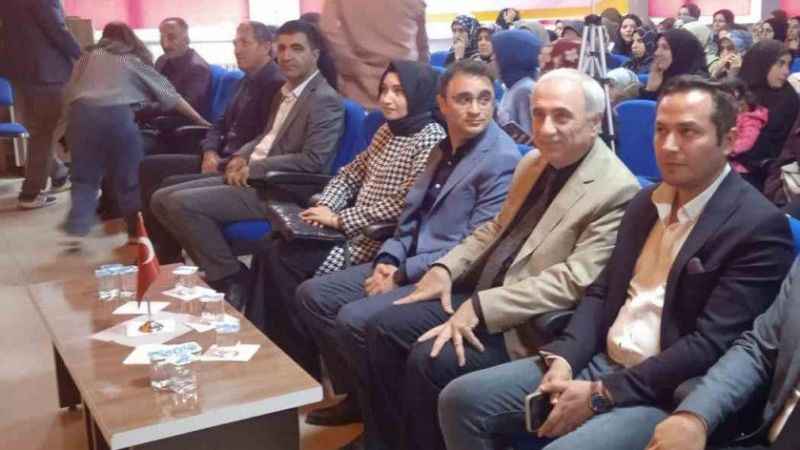 Şair Nurullah Genç sevenleriyle buluştu