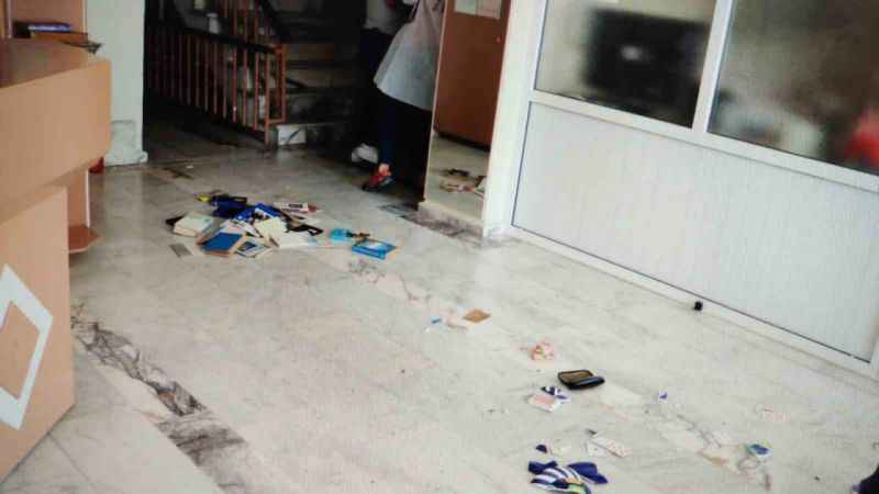 Aparttan çıkmayan kiracısının kapısına kimyasal sıvı döktü: 5 kişi hastanelik oldu Aparttan çıkmayan kiracısının kapısına kimyasal sıvı döktü: 5 kişi hastanelik oldu