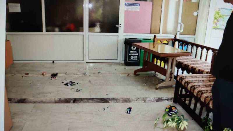 Aparttan çıkmayan kiracısının kapısına kimyasal sıvı döktü: 5 kişi hastanelik oldu Aparttan çıkmayan kiracısının kapısına kimyasal sıvı döktü: 5 kişi hastanelik oldu