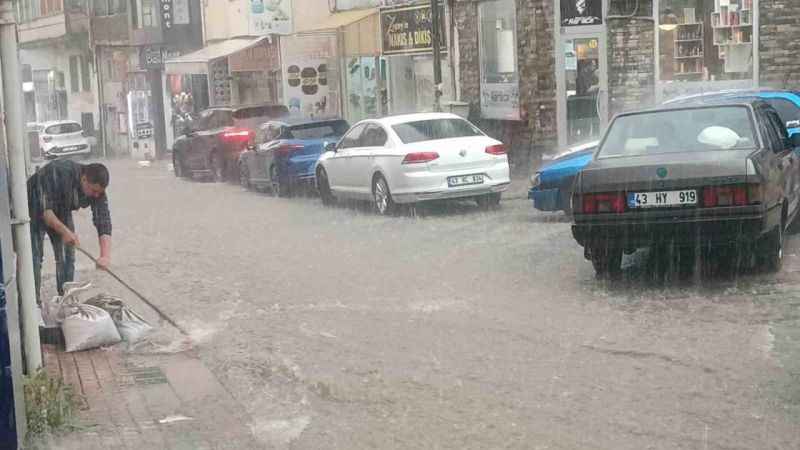 Kütahya’da şiddetli yağış hayatı felç etti: Ev ve iş yerleri sular altında kaldı Kütahya’da şiddetli yağış hayatı felç etti: Ev ve iş yerleri sular altında kaldı
