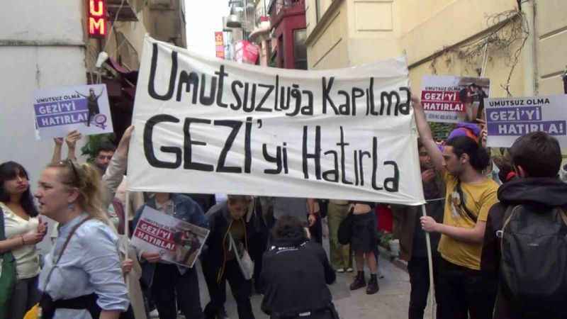 Taksim’de Gezi Parkı eylemlerinin yıldönümünde izinsiz yürüyüşe polis müdahalesi Taksim’de Gezi Parkı eylemlerinin yıldönümünde izinsiz yürüyüşe polis müdahalesi
