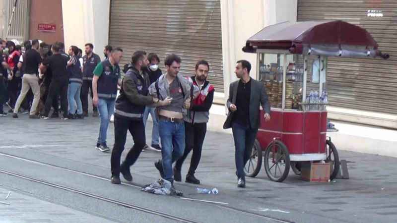 Taksim’de Gezi Parkı eylemlerinin yıldönümünde izinsiz yürüyüşe polis müdahalesi Taksim’de Gezi Parkı eylemlerinin yıldönümünde izinsiz yürüyüşe polis müdahalesi