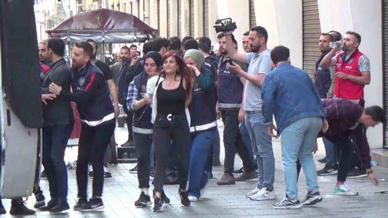 Taksim’de Gezi Parkı eylemlerinin yıldönümünde izinsiz yürüyüşe polis müdahalesi Taksim’de Gezi Parkı eylemlerinin yıldönümünde izinsiz yürüyüşe polis müdahalesi